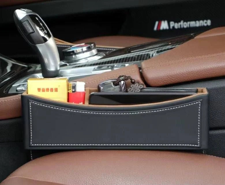 Organisateur installé entre le siège et la console